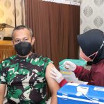 Ratusan Personil TNI-Polri Hingga ASN dan Masyarakat Umum Ikuti Vaksin Booster di Mapolres Bangkalan Madura.