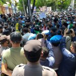 Ratusan Massa Kepung Kantor DPRD Sampang, Tolak Wacana Penundaan Pemilu Dan Presiden 3 Periode