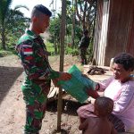 Cegah Malaria, Satgas Yonif 126/KC Bagikan Kelambu Kepada Warga Perbatasan Papua