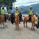Pasukan Srikandi Berkuda Polres Magetan Dan Badut Sinterklas Pantau Penerapan Prokes Pengunjung Telaga Sarangan.