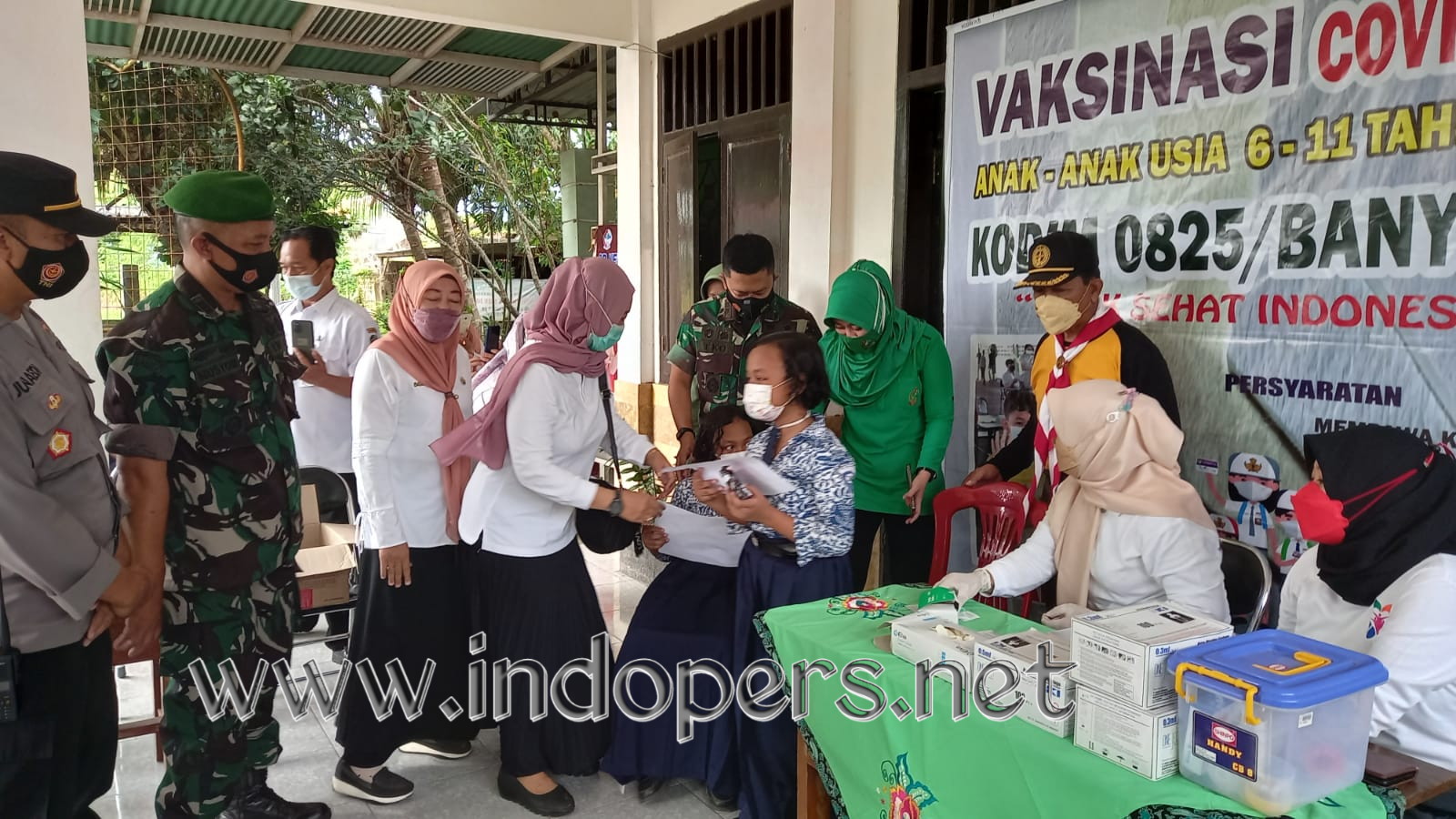 Dandim 0825/Banyuwangi Dan Ibu Ketua Persit KCK Tinjau Langsung  Vaksinasi Anak Usia 6-11 Tahun
