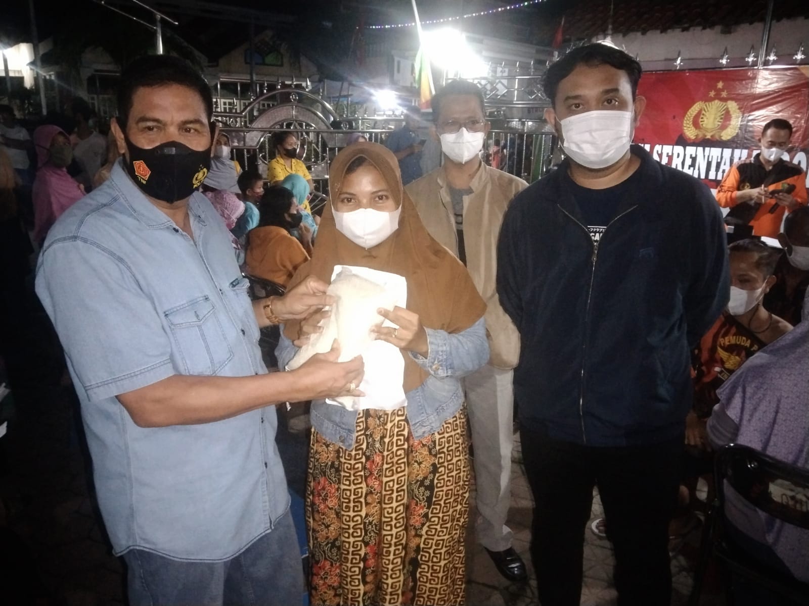 Kelurahan Pasarbatang Bersama Polsek Brebes Gencar laksanakan Vaksinasi Massal.
