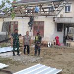 Danramil 431-03/Kelapa Bersama Anggotanya Laksanakan Gotong Royong Memasang Atap Rumah Korban Angin Puting Beliung.