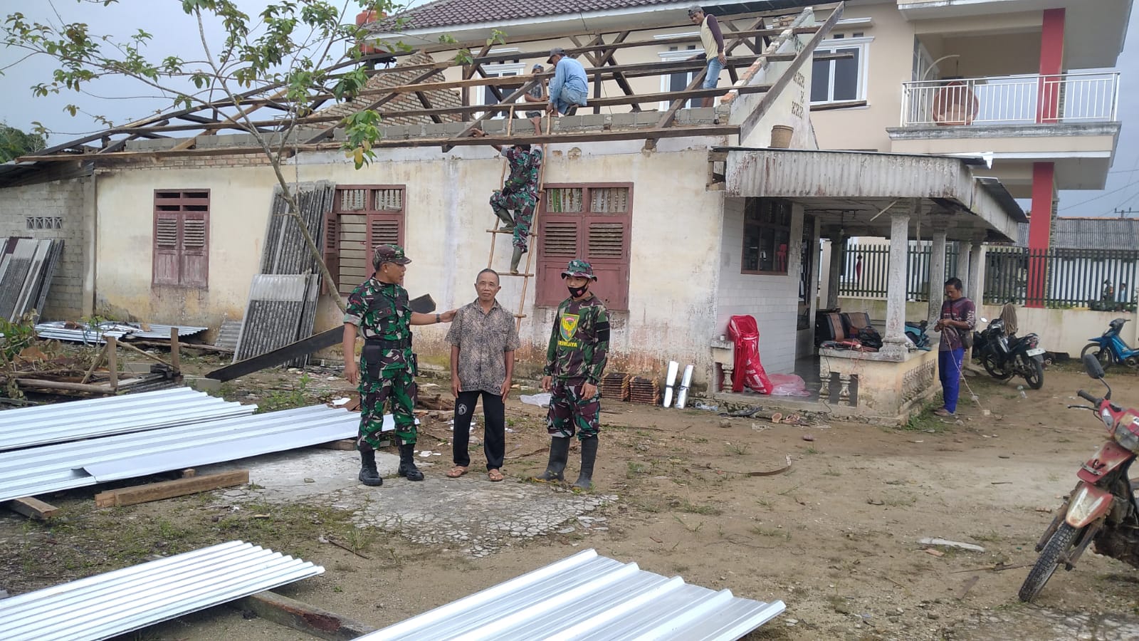 Danramil 431-03/Kelapa Bersama Anggotanya Laksanakan Gotong Royong Memasang Atap Rumah Korban Angin Puting Beliung.