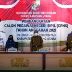 Bupati Lampung Utara H. Budi Utomo, S.E., M.M., Diwakili Sekda Drs. H. Lekok, M.M., Menyerahkan Surat Keputusan (SK) 80 Persen (CPNS) Formasi Tahun 2021.