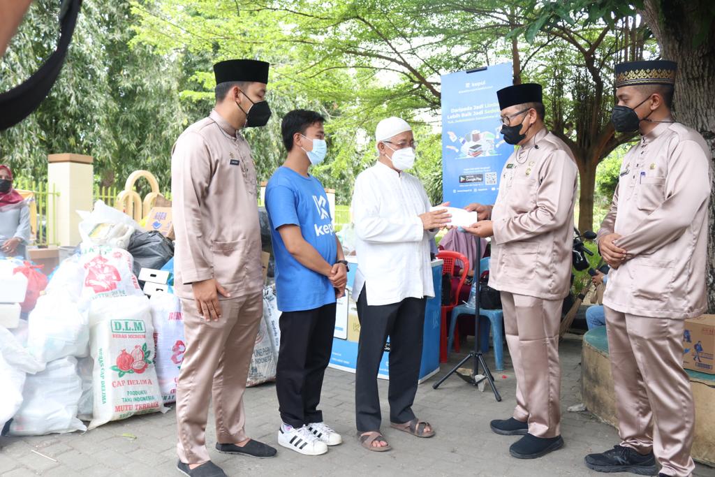 Program Sedekah Sampah Jumat Berkah Kecamatan Medan Barat Hasilkan Rp 653.560,- Untuk BKM Syuhada