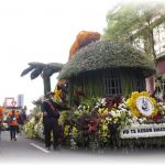 Seluruh Lapisan Masyarakat Antusias Menonton Surabaya Vaganza Pawai Bunga HJKS Ke-729