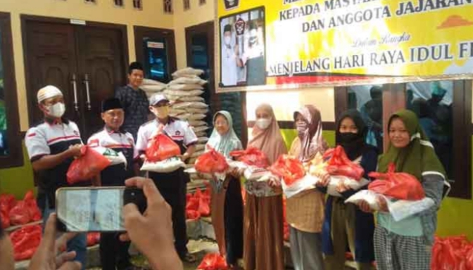 Jelang Hari Raya Idul Fitri 1443 H DPC LSM GEMPUR Lampung Utara Bagikan Paket Sembako