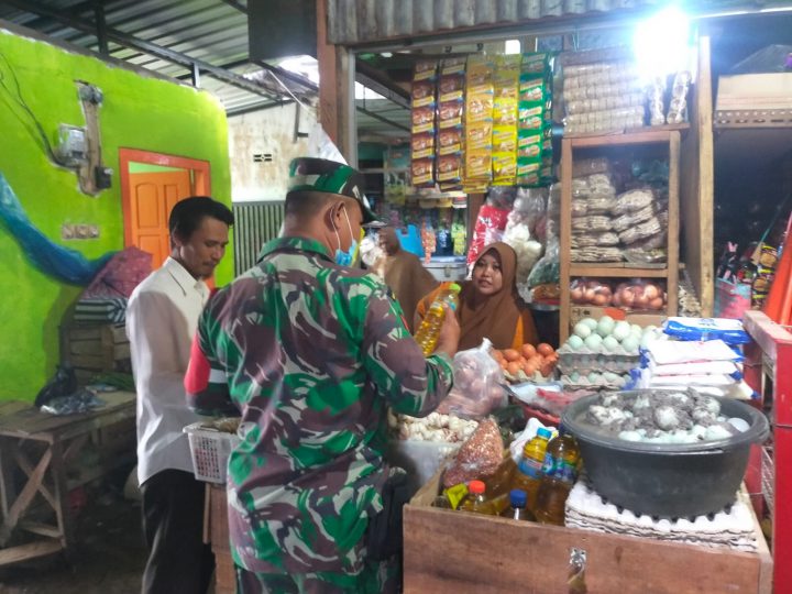 Kopka Syaiful Bersama Babinkamtibmas Pastikan Harga Minyak Goreng Curah Di Pasar Tradisional Rp.14.000, perliter