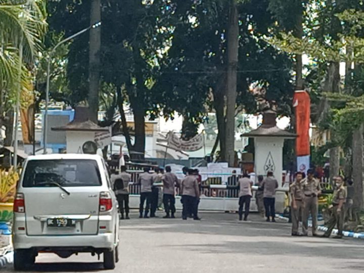 “Polresta Deli Serdang laksanakan Pengamanan Aksi Unras Pekerja  Aktif dan Para Pensiunan  PT. Mara Jaya Perkebunan Batu Rata”