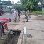 Salah Satu Wujud Kebersamaan, Babinsa Koramil 431-03/Kelapa Gotong Royong Membersihkan Lingkungan.