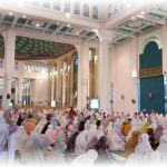 Kedatangan Jemaah Salat Iduladha di Masjid Al Akbar Surabaya Diiringi Gema Takbir.