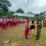 Ditunggu Akhirnya Datang !! Dansatgas Pamtas Yonif Raider 142/KJ Membawa Kebahagiaan Bagi Anak-Anak di Papua
