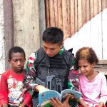 Berinteraksi Dengan Anak-Anak Perbatasan Papua, Satgas Yonif 126/KC Bercerita Dan Bagi Buku