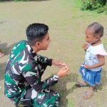 Penuh Sukacita Satgas Pamtas Yonif Raider 142/KJ Bersama Anak-Anak Di Tolikara