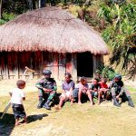 Berbalut Tawa, Anak-Anak Di Papua Bahagia Bersama Satgas Yonif Raider 142/KJ