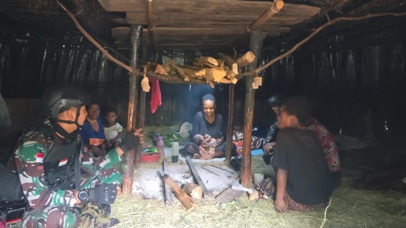 Personel Satgas Yonif Mekanis 203/AK Beri Nama Untuk Anak Yang Baru Lahir di Desa Towenak, Distrik Tima Papua Pada Saat Anjangsana
