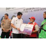 Pemko Medan Serahkan Bantuan Sosial Kepada 17.229 Orang Pengemudi Ojol, Bentor Dan Angkot.<br>Bobby Nasution: Gunakan Uangnya Untuk Keluarga Anak dan Istri