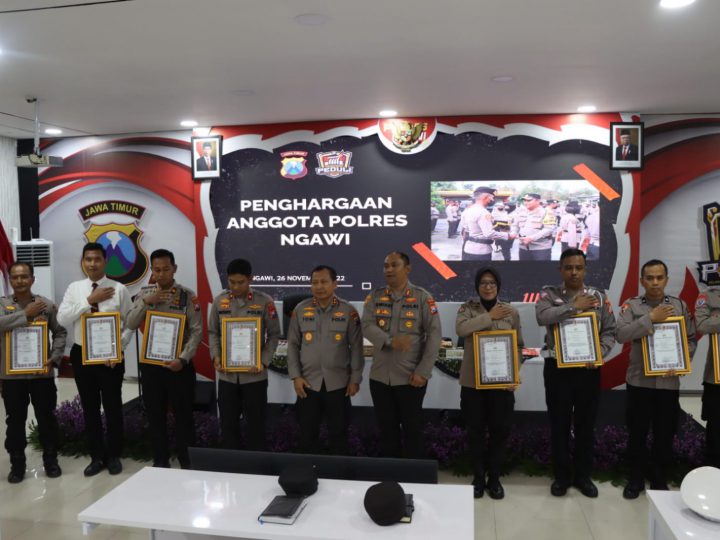 Kapolda Jatim Berikan Penghargaan Kepada Anggota Polres Ngawi.
