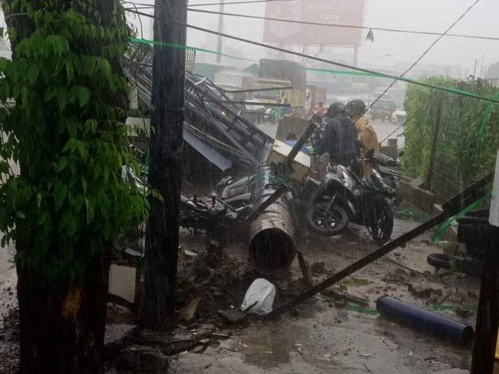 Hujan Angin di Aloha Surabaya, Baliho Roboh dan Pohon Tumbang Menimpa Sejumlah Kendaraan