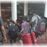 Penyidik KPK Angkut Seorang ASN dan Tiga Koper Barang Bukti, Setelah Tujuh Jam Menggeledah Gedung DPRD Jatim.