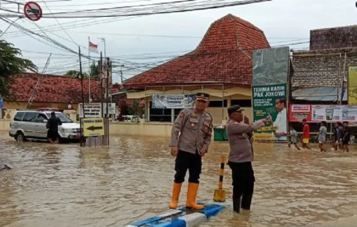 PLN Sampang Padamkan Aliran Listrik di Lokasi Terdampak Banjir