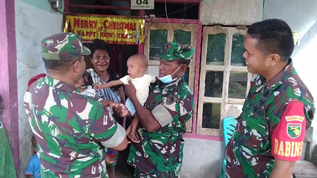 Danramil 1710-07/Mapurujaya Jenguk Lagi Dua Anak Asuh Cegah Stunting Di Wilayah Binaan