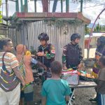 Berkeliling Kampung, Satgas Yonif Raider 142/KJ Lakukan Pelayanan Kesehatan
