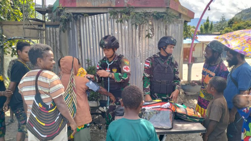 Berkeliling Kampung, Satgas Yonif Raider 142/KJ Lakukan Pelayanan Kesehatan