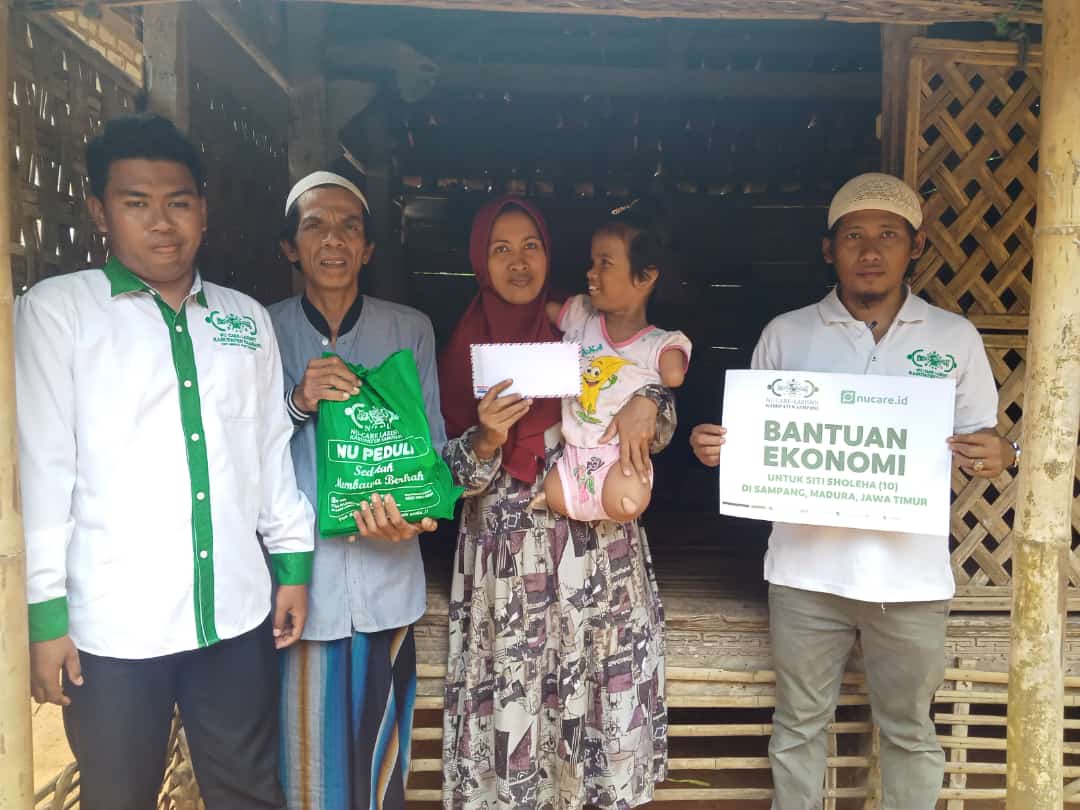 NUCARE- LAZISNU PCNU Sampang Berikan Bantuan Ekonomi pada Siti Soleha