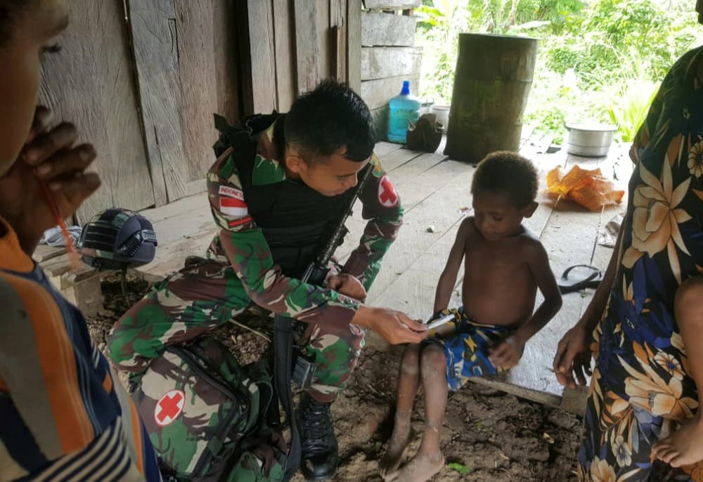 Satgas Yonif 143/TWEJ Bantu Tingkatkan Kesehatan Masyarakat Perbatasan RI di Papua