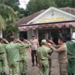 Bripka Adiningrat Memberikan Pelatihan Bagi Linmas Desa Babakan Kecamatan Tenjo Kabupaten Bogor.