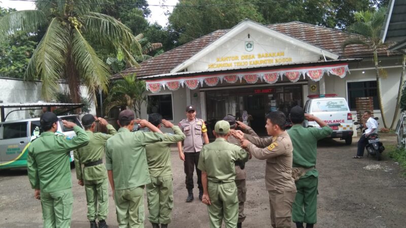 Bripka Adiningrat Memberikan Pelatihan Bagi Linmas Desa Babakan Kecamatan Tenjo Kabupaten Bogor.