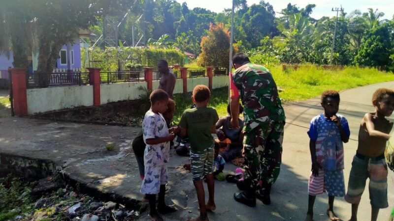 Sembari Bergurau Dan Bagikan Snack, Babinsa Koramil 1710-07/Mapurujaya Tanamkan Rasa Cinta Tanah Air Sejak Dini Kepada Anak-Anak