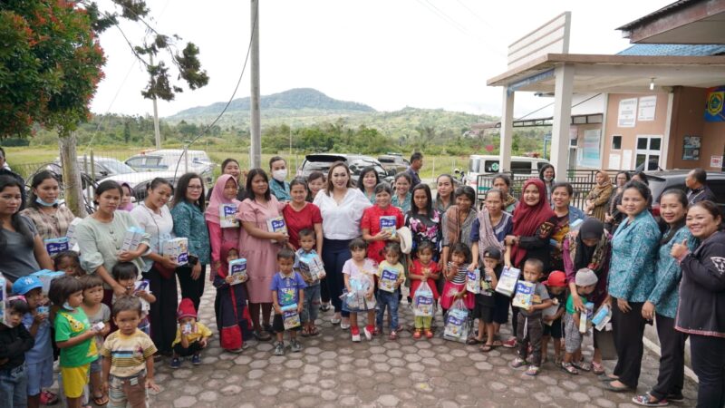 Pembagian PMT Di Salak Dan Siempat Rube, Ny. Juniatry : Pastikan Bayi dan Balita Tumbuh Optimal.