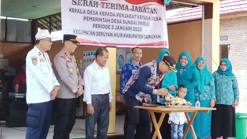 Babinsa Koramil 1015-09/Seruyan Hilir Hadiri Serah Terima Jabatan Kepala Desa