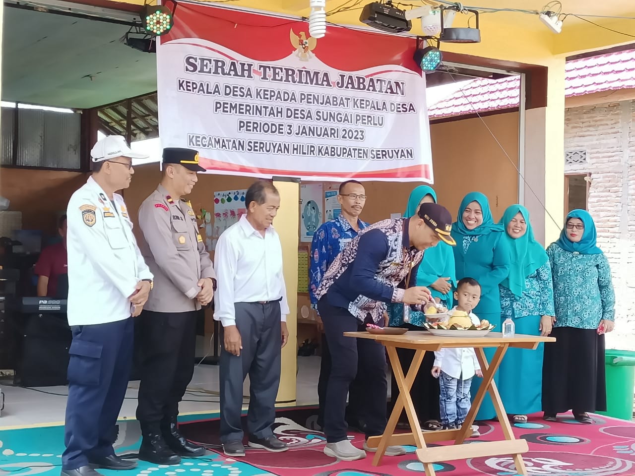 Babinsa Koramil 1015-09/Seruyan Hilir Hadiri Serah Terima Jabatan Kepala Desa