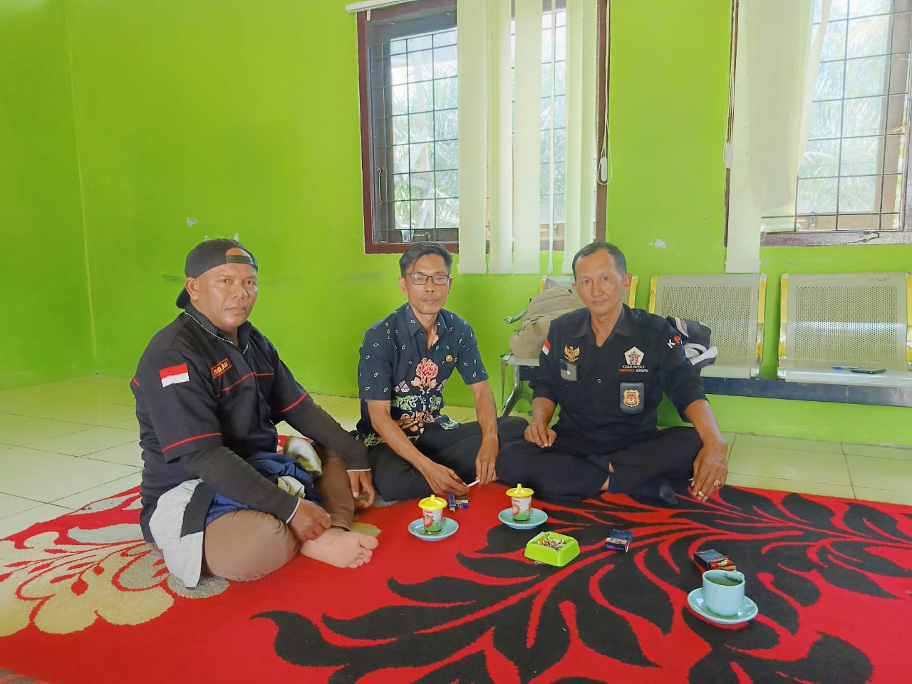 Perwakilan Media Indopers Beserta Lembaga LKPK Kalimantan Tengah Bersillahturrohmi ke Kantor Kades di Kabupaten Sukamara.