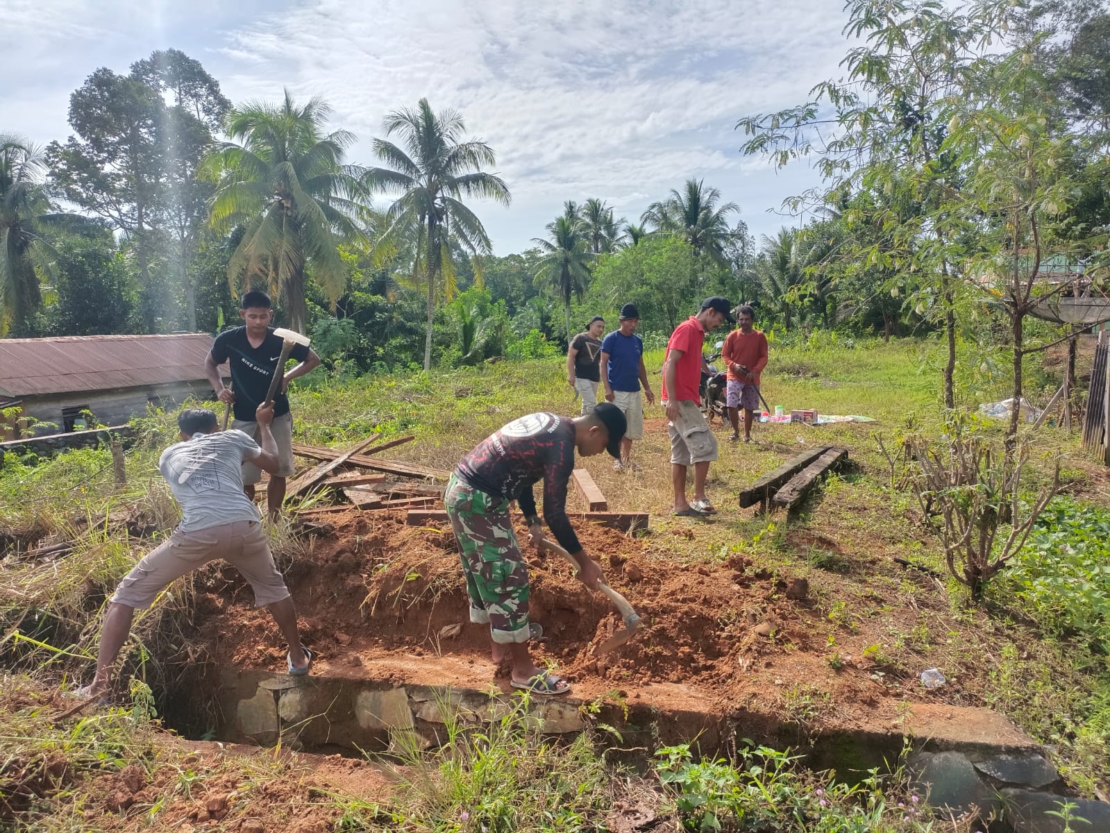 Babinsa Koramil 1015-13/Mentaya Hulu Bersama Warga Bersihkan Lingkungan