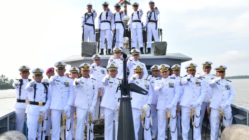 Peringati Hari Dharma Samudera Ke-61 TNI AL Banjarmasin Gelar Upacara Tabur Bunga Di Laut