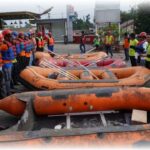 PTBA dan Mitra Kerja Gelar Aksi Bersih-Bersih Sungai Enim