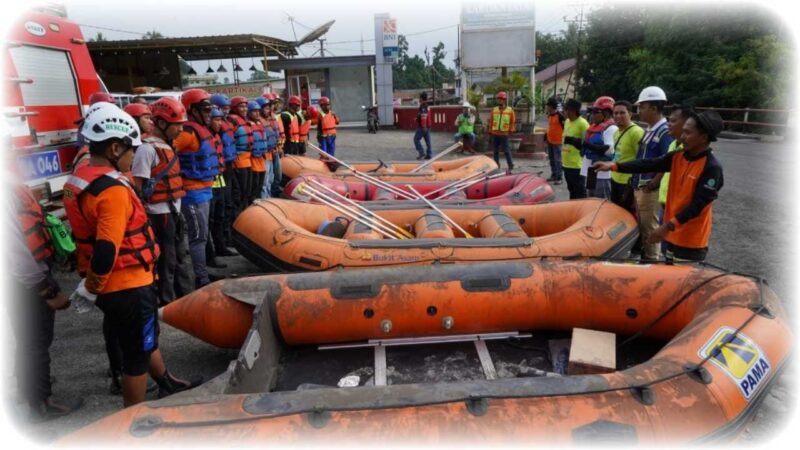 PTBA dan Mitra Kerja Gelar Aksi Bersih-Bersih Sungai Enim