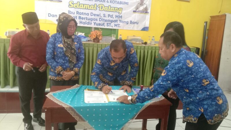 Serah Terima Jabatan Kepala Sekolah Menengah Atas Negeri 04 Kota Bumi, Haidir Yusup ST.MT, Kepada Ratna Dewi S.pd. MM.