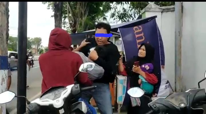 Viral Video Beredar Diduga Oknum Anggota Polres Sampang Berpakaian Preman Piting Warga, Ini Alasannya