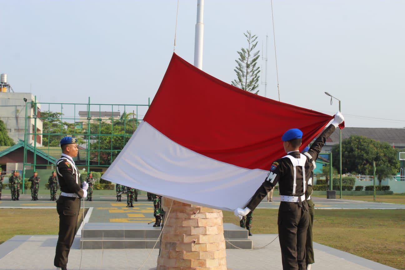 Personil Jajaran Kodim 1015/Sampit Baik Militer Maupun PNS Melaksanakan Kegiatan Upacara Pengibaran Bendera