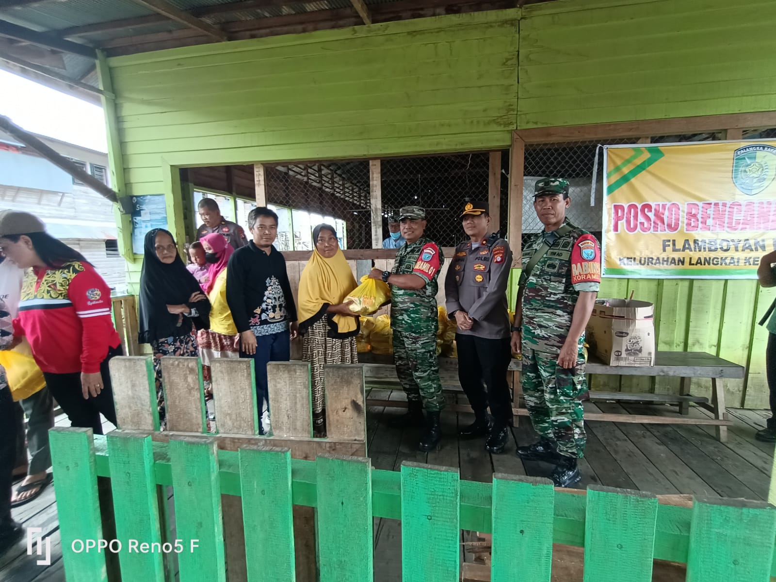 Danramil Dampingi Penyaluran Bantuan Korban Ablasi Sungai Kahayan