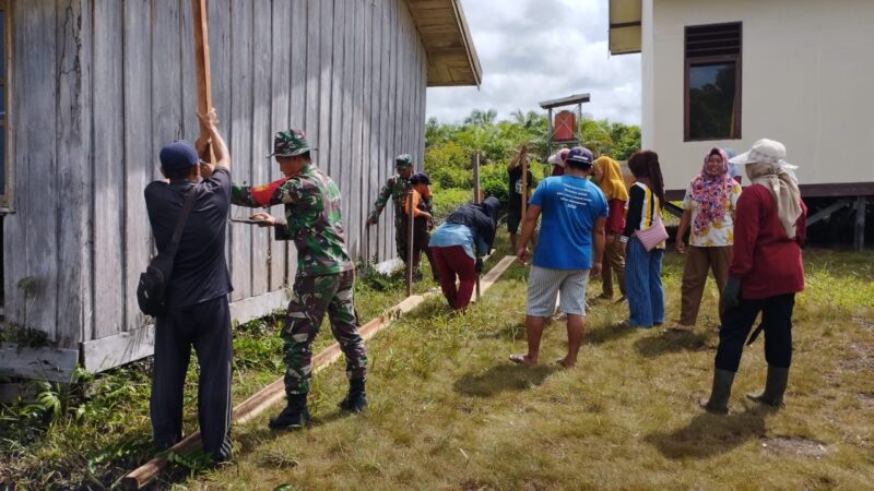 Gotong Royong Desa Hiyang Bana Kabupaten Katingan Pembuatan Tempat Bibit Sayur Yang Dilakukan Warga Dan Babinsa