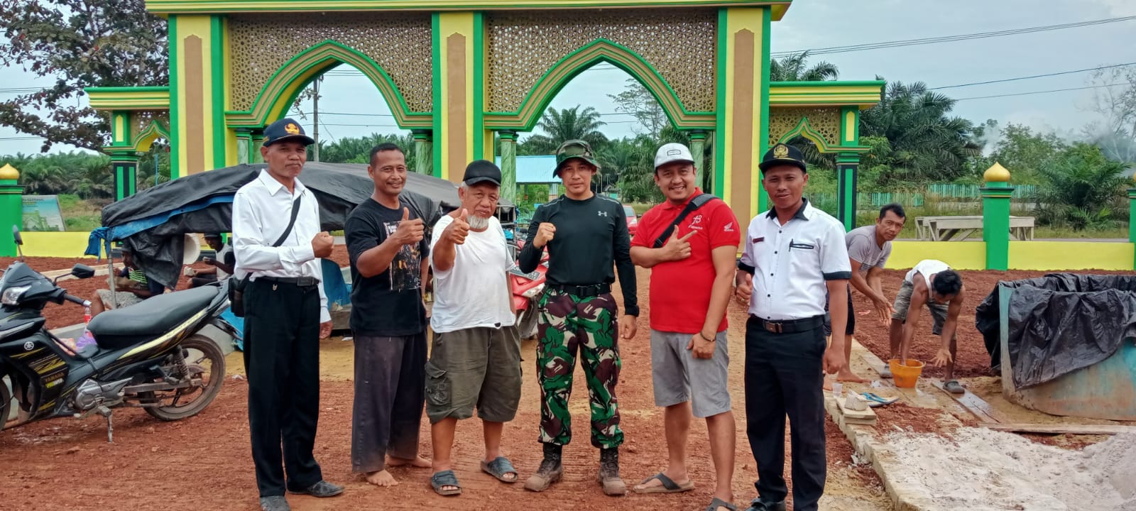 Babinsa Koramil 1015-07/Parengean Bersama Warga Bergotong Royong Merapikan Halaman Masjid