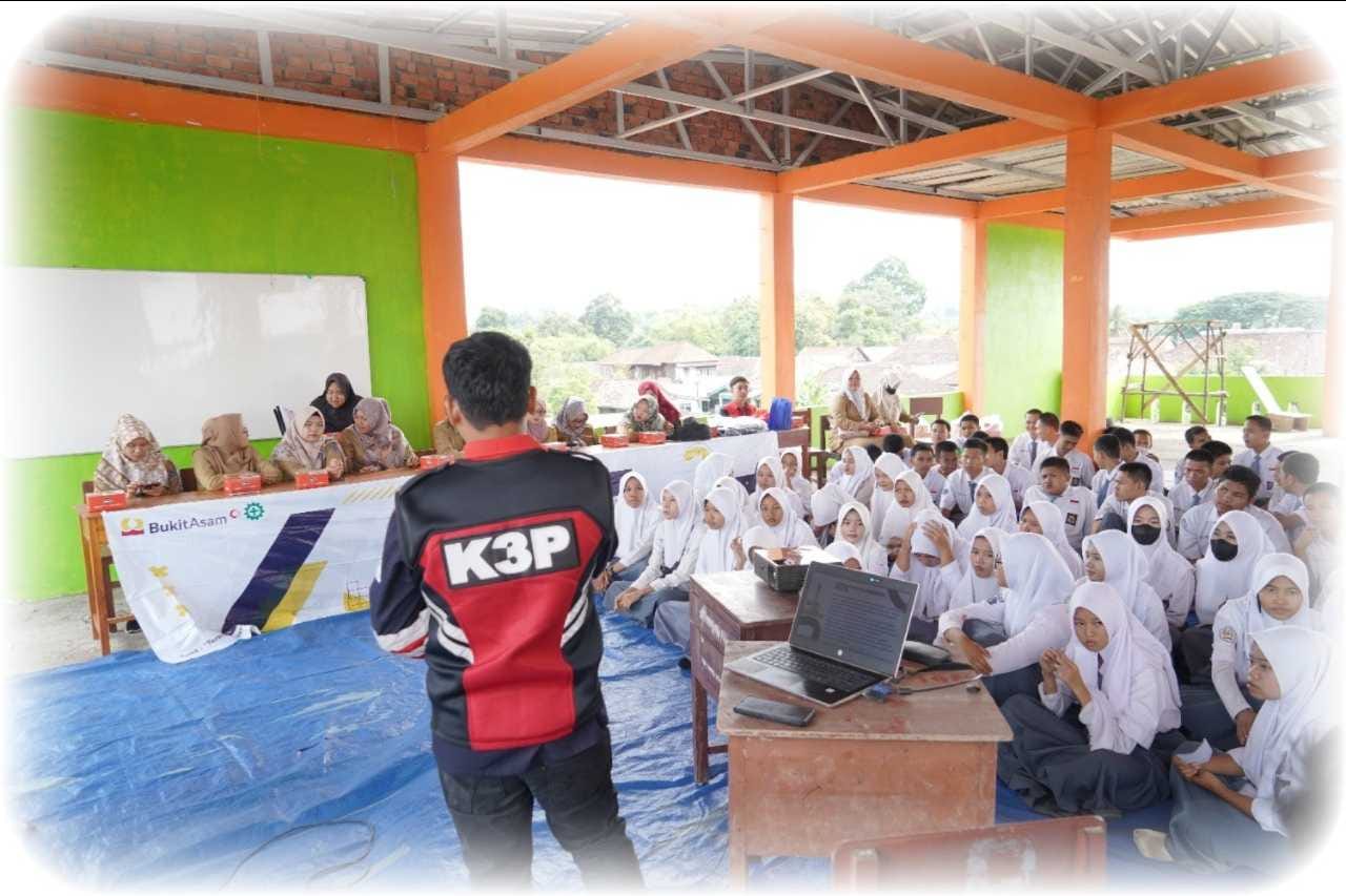 Bulan K3 Nasional, PTBA Gelar Safety Goes to School di SMK Cendekia Unggul