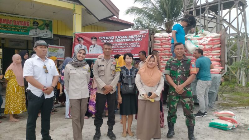 Babinsa Dampingi Dinas Ketahanan Pangan Dalam Operasi Pasar Murah Bagi Warga Kelurahan Marang